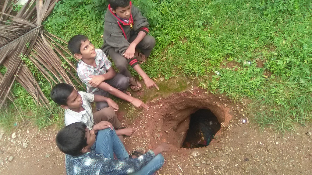 ಅಪಾಯವನ್ನು ಆಹ್ವಾನಿಸುತ್ತಿರುವ ಗುಂಡಿ ಮುಚ್ಚಲು ಆಗ್ರಹ